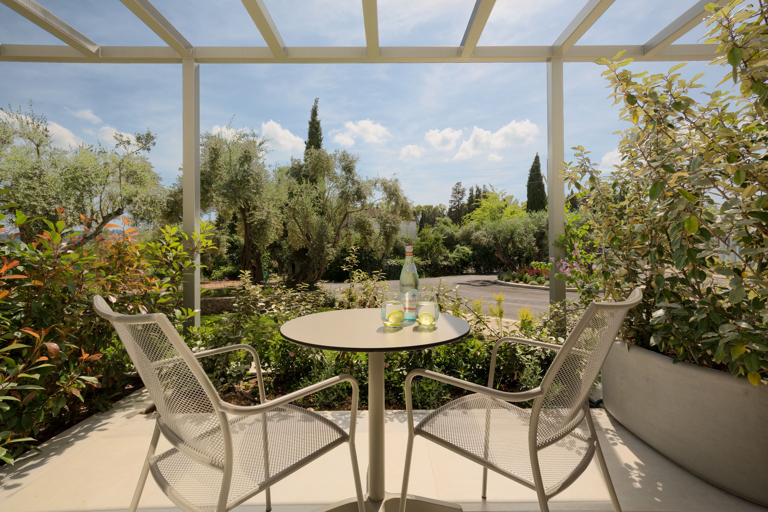 DELUXE ROOM GARDEN VIEW
