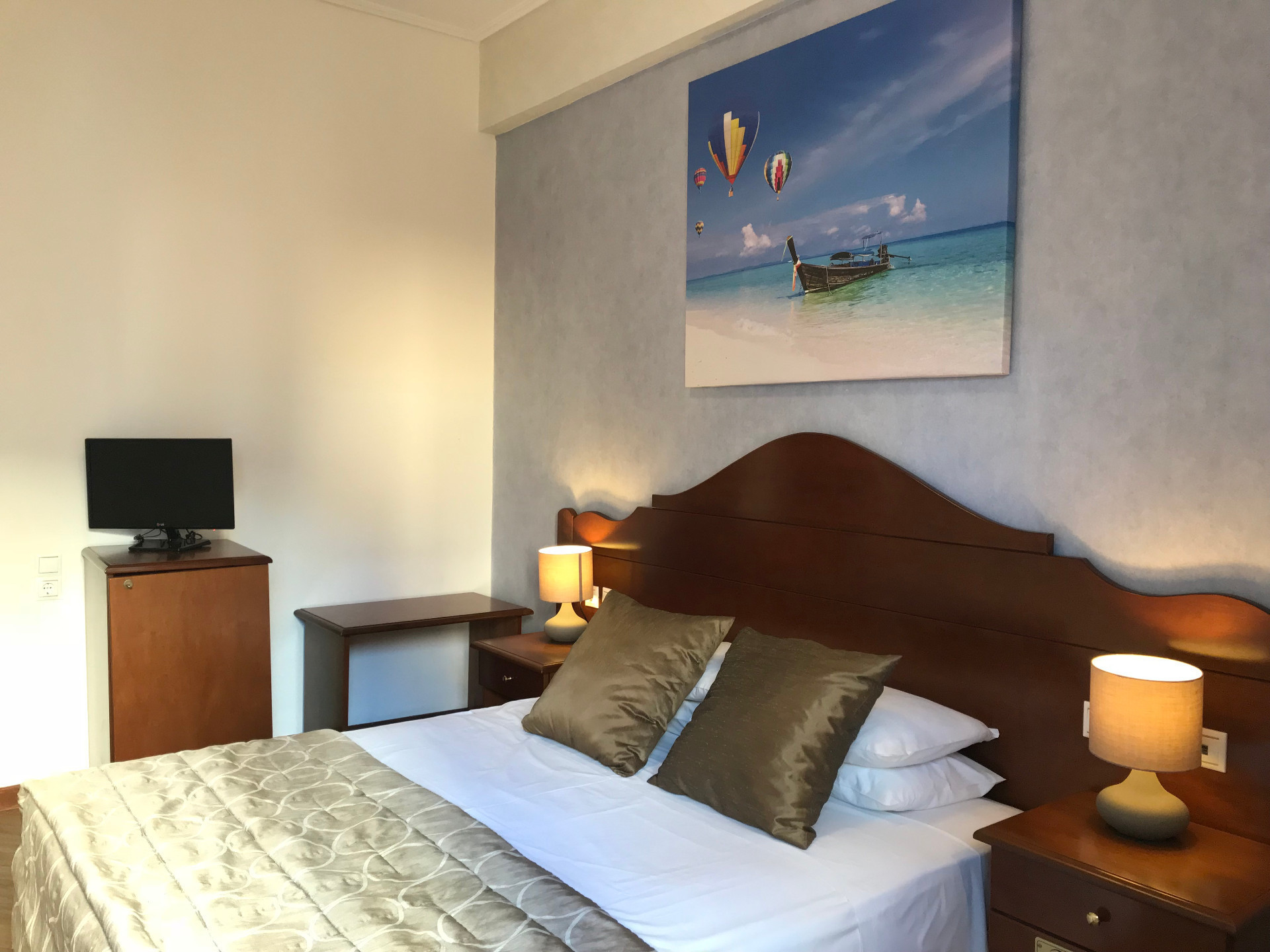 SINGLE ROOM