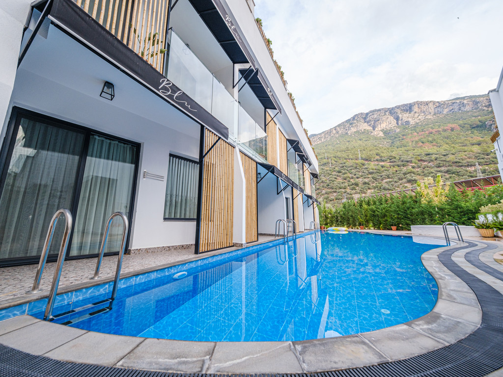 Swim Up Room with Sharing Pool