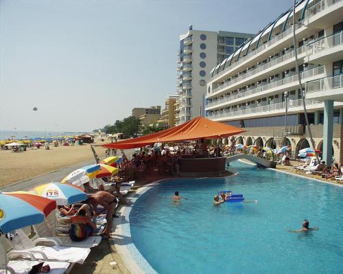 Hotel LTI Berlin Golden Beach piscina.jpg