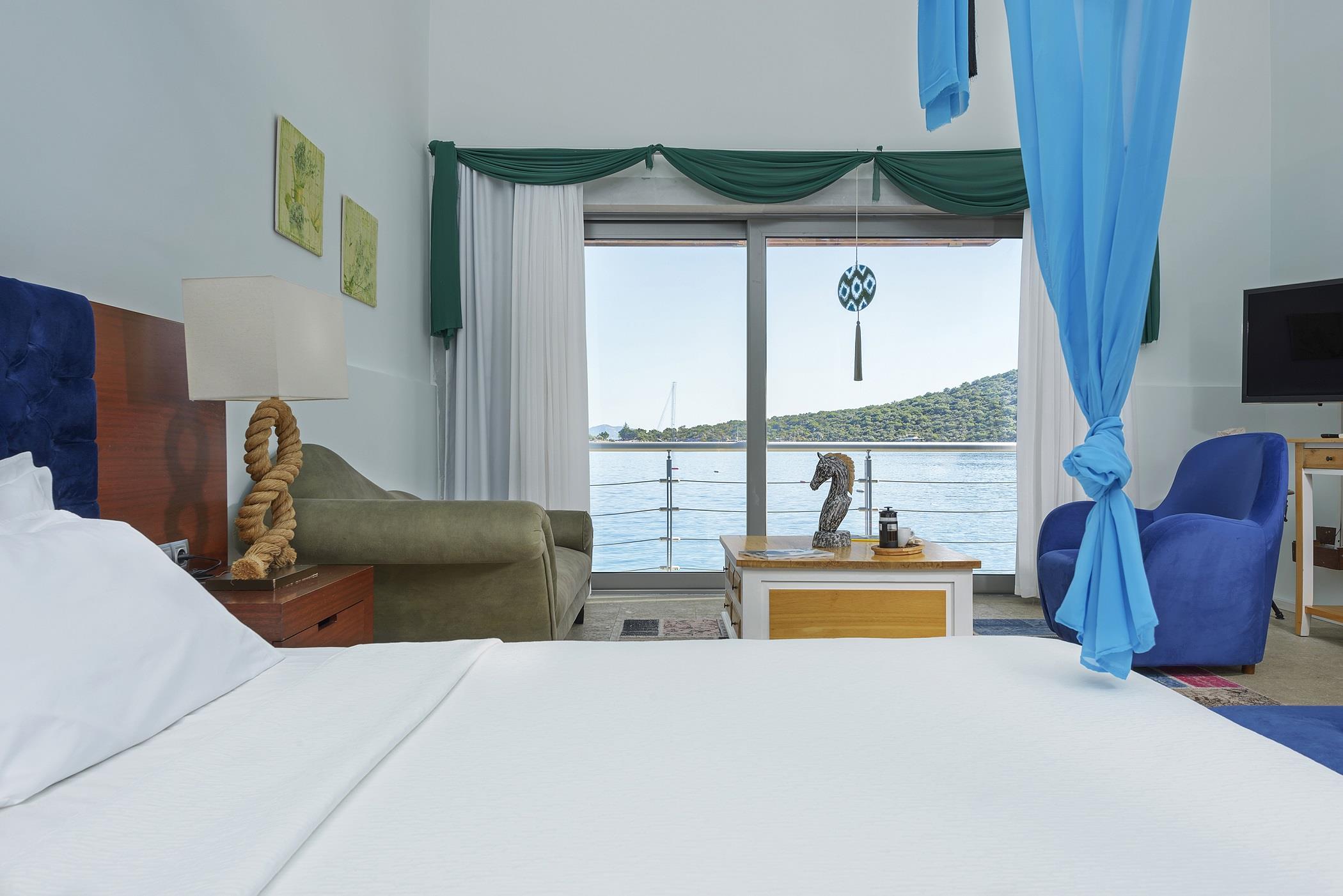 Honeymoon Room With Jacuzzi and Sea View