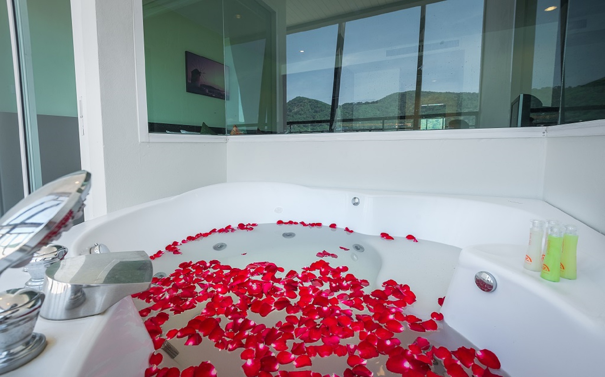 HONEYMOON SUITE