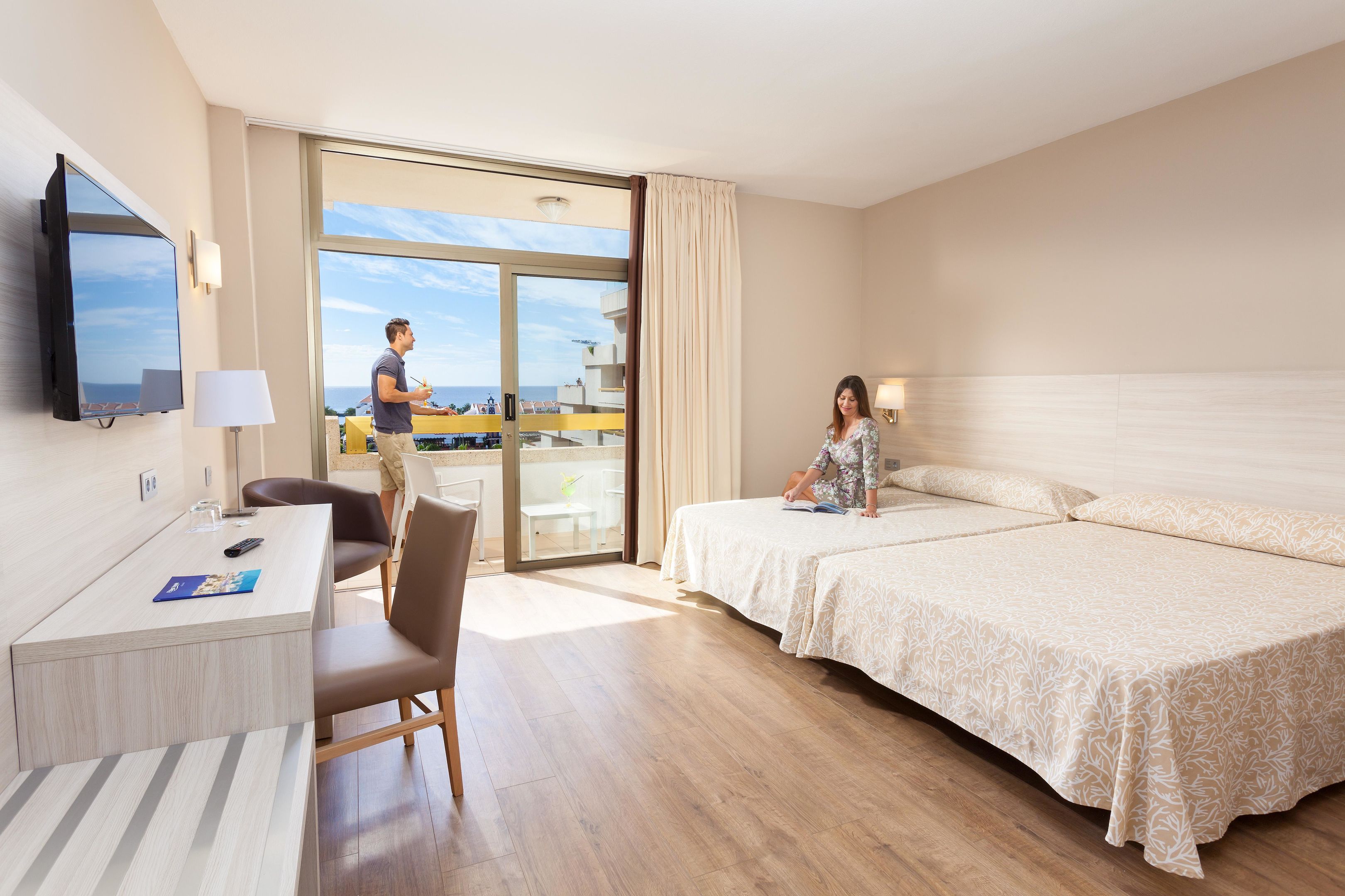 SUPERIOR ROOM