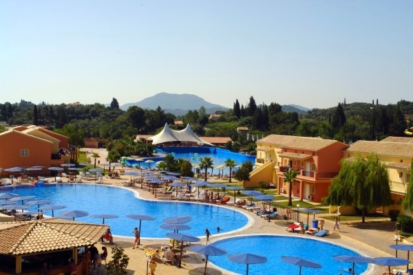 Corfu, Hotel Aqualand Resort, piscina exterioara, sezlonguri.jpg