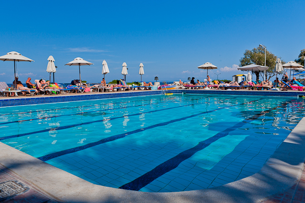 Zakynthos, Hotel Caravel Zante, piscina exterioara, sezlonguri.jpg