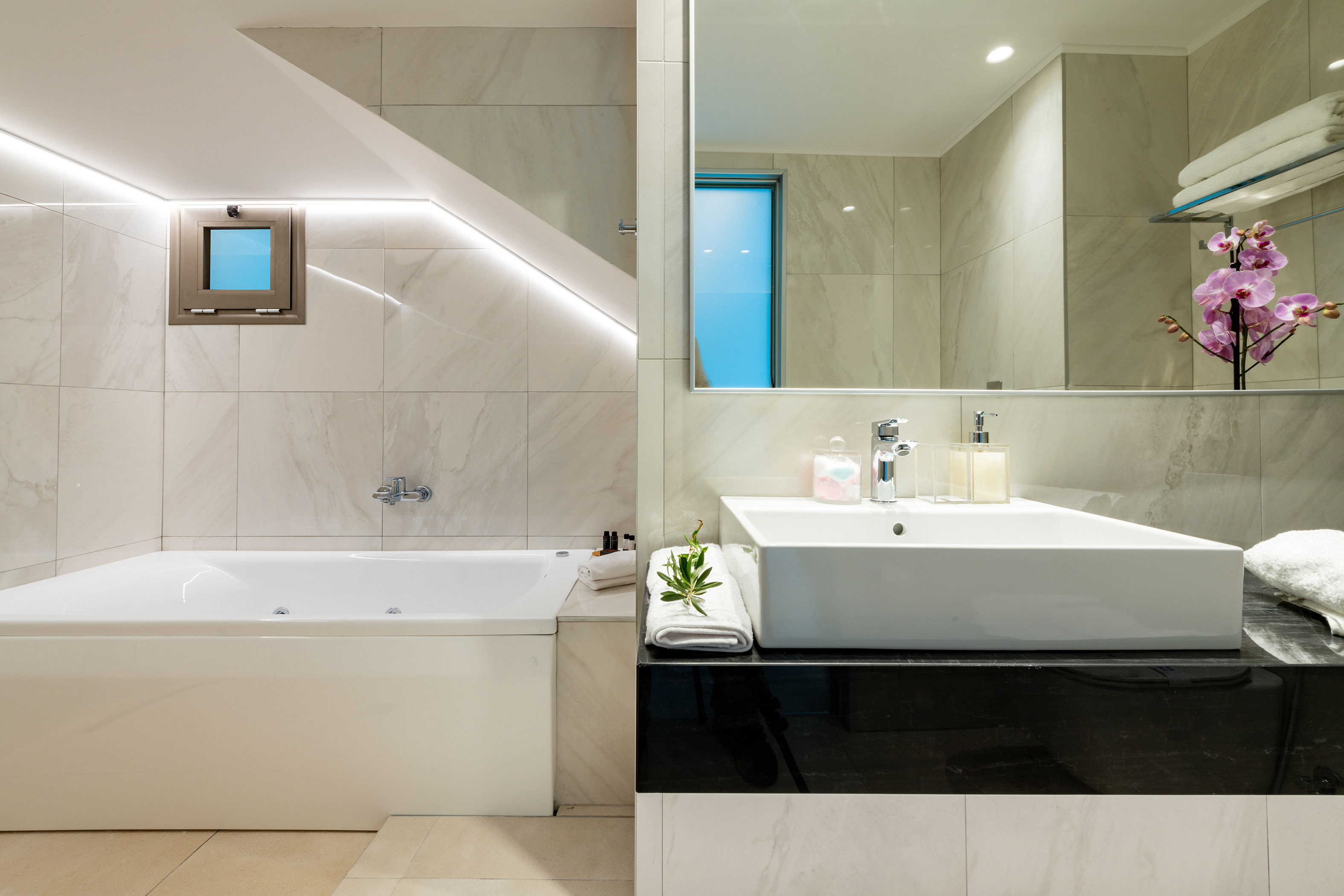 White Deluxe Suite Garden View