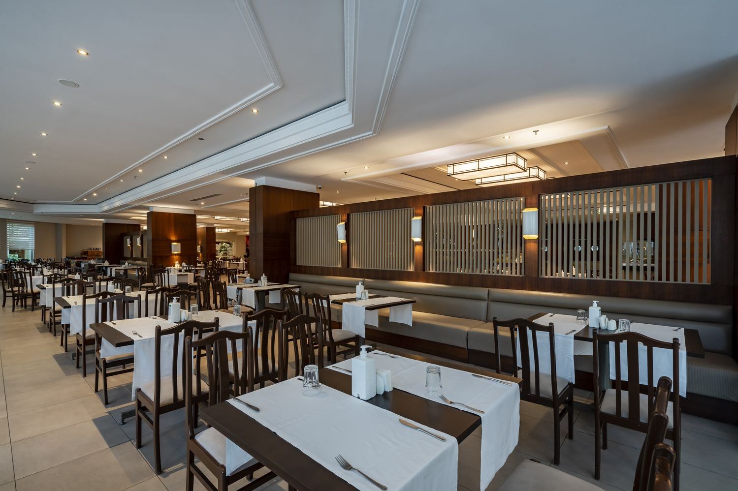 MAIN RESTAURANT