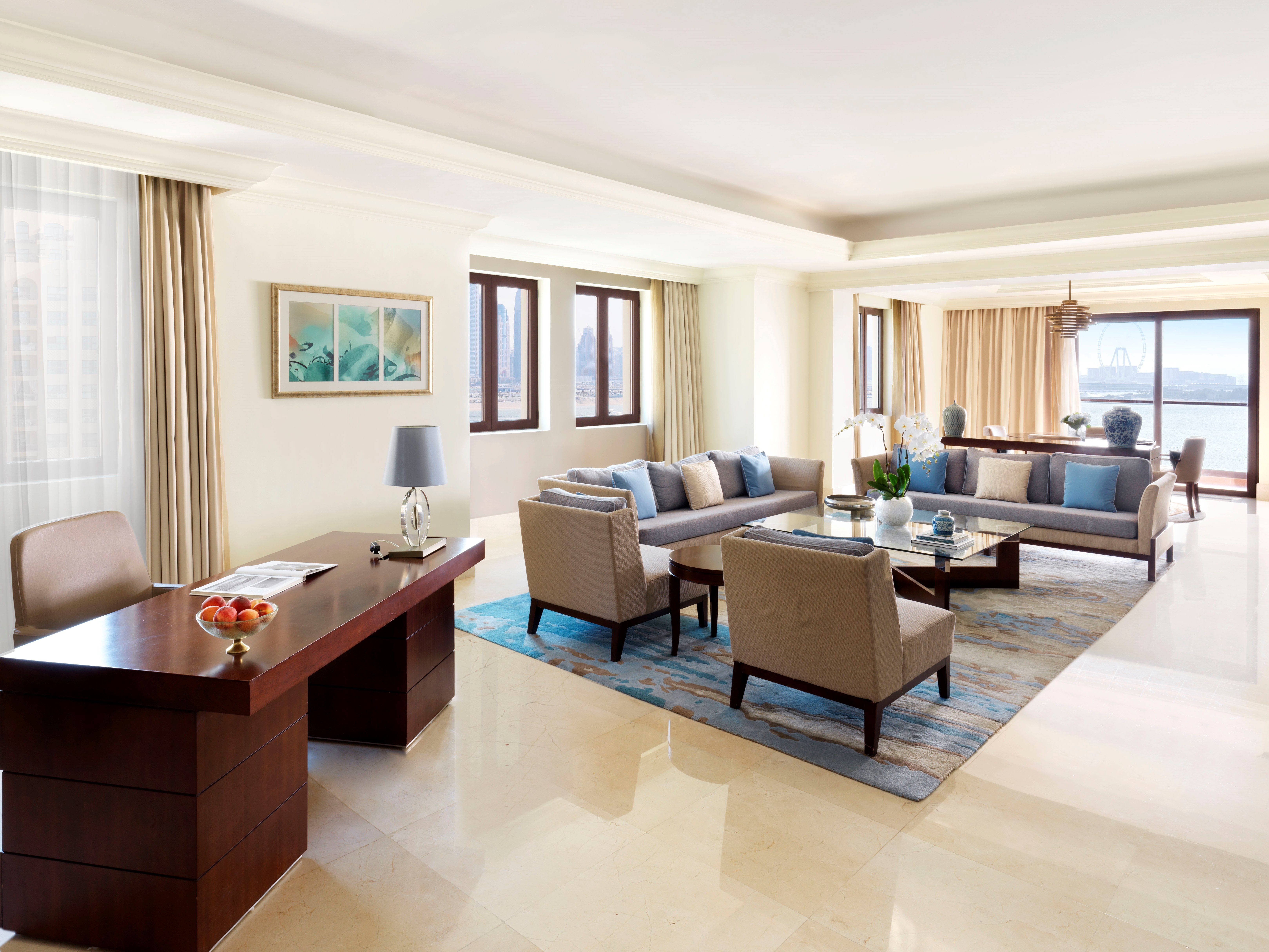 Corner Jacuzzi Palm Sea View Suite