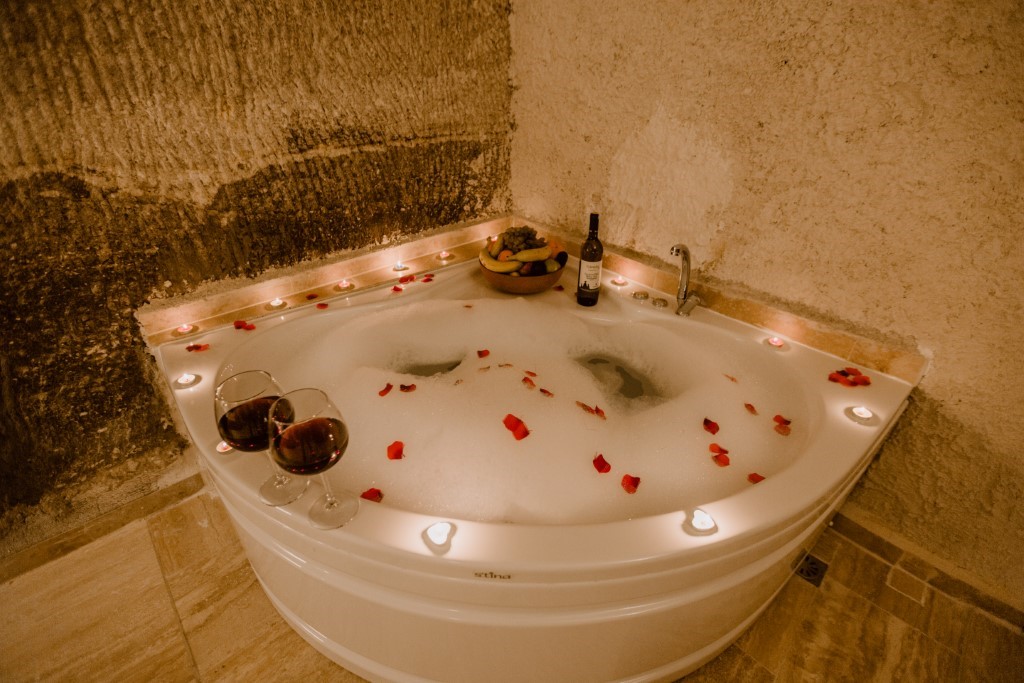 HONEYMOON SUITE