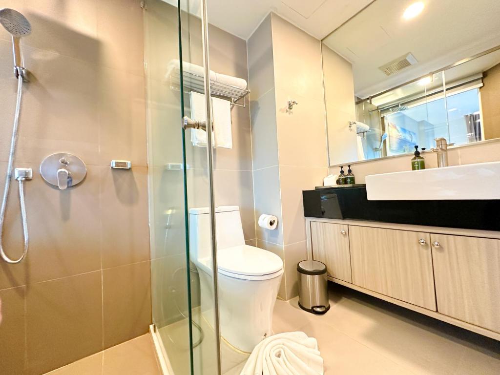 Deluxe King Balcony City View Room