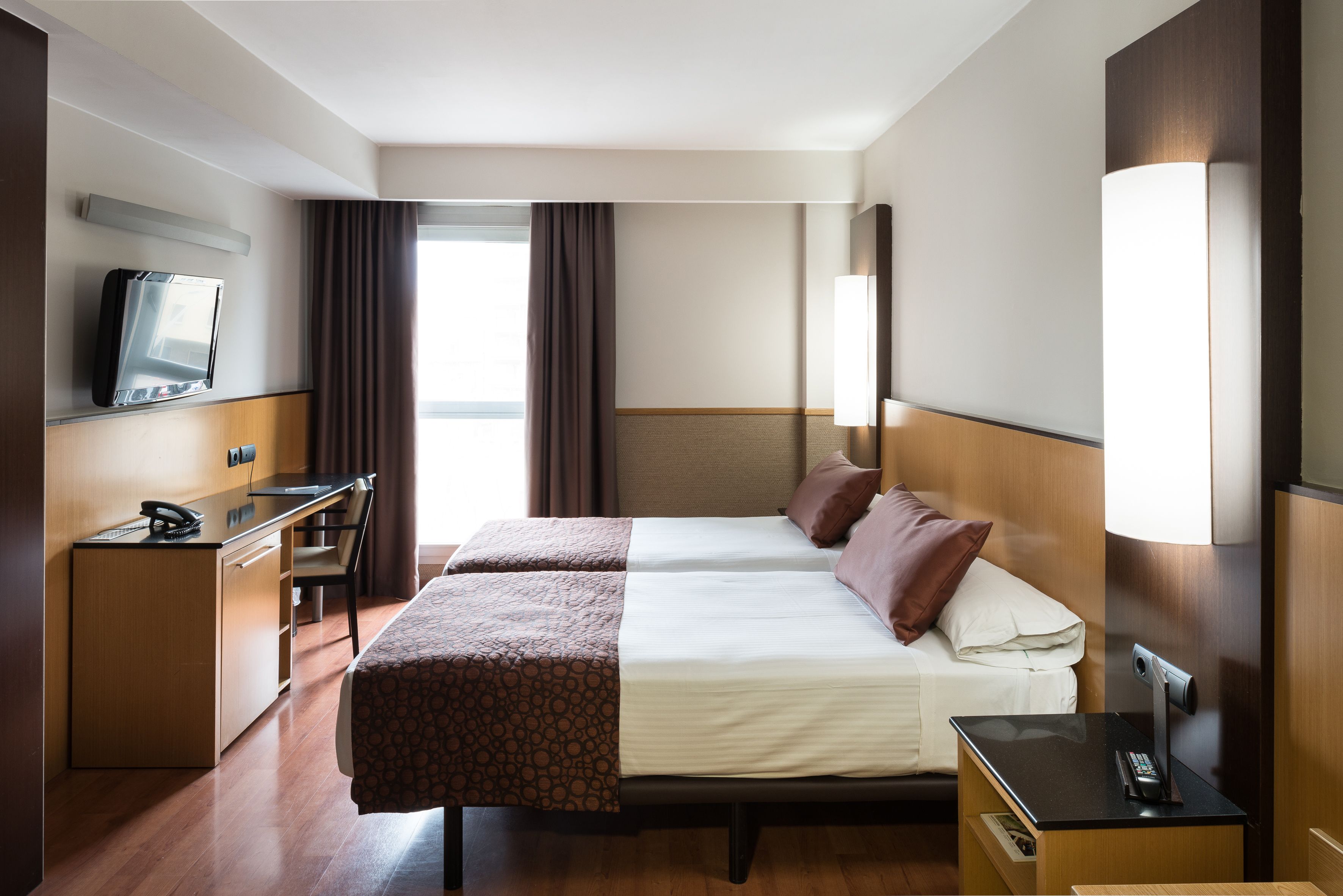 DOUBLE SINGLE USE TWO BEDS