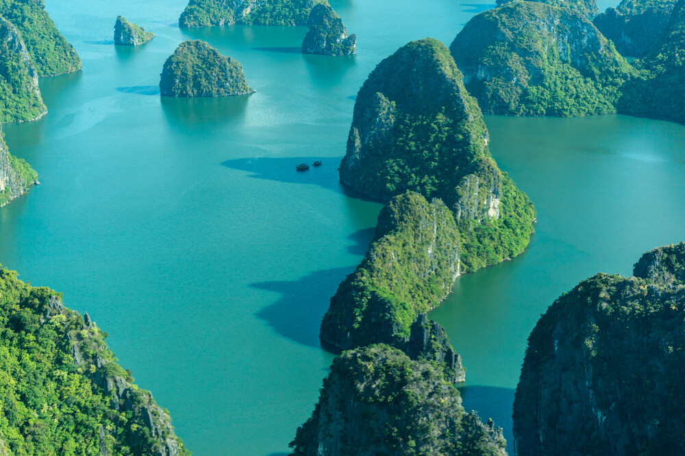 Hai_Au_Aviation_Halong_Bay_-_View_from_Helicopter_97733-1000px.JPG