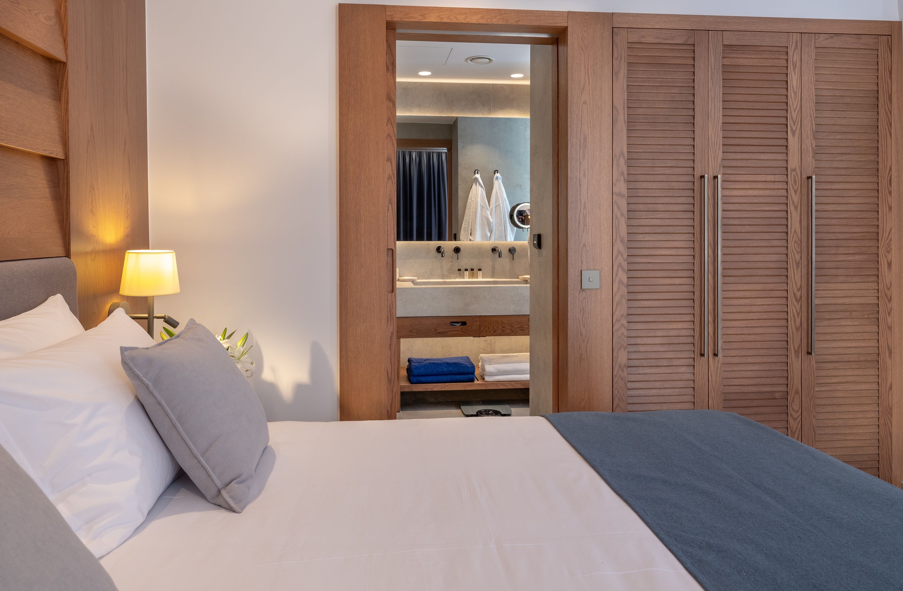 SINGLE ROOM