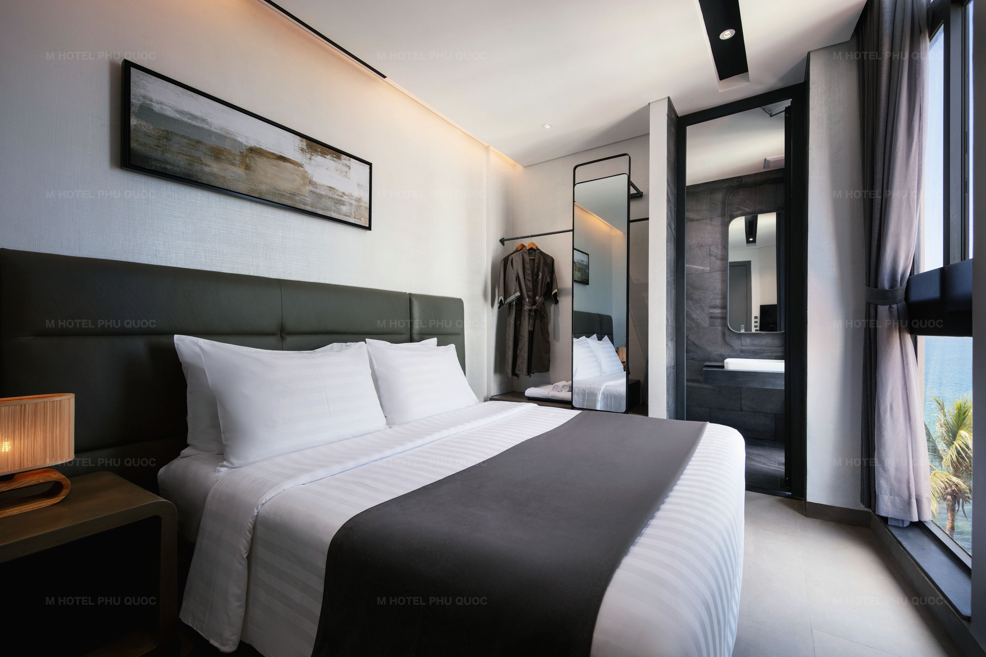 LA PETITE ROOM WITH WINDOW