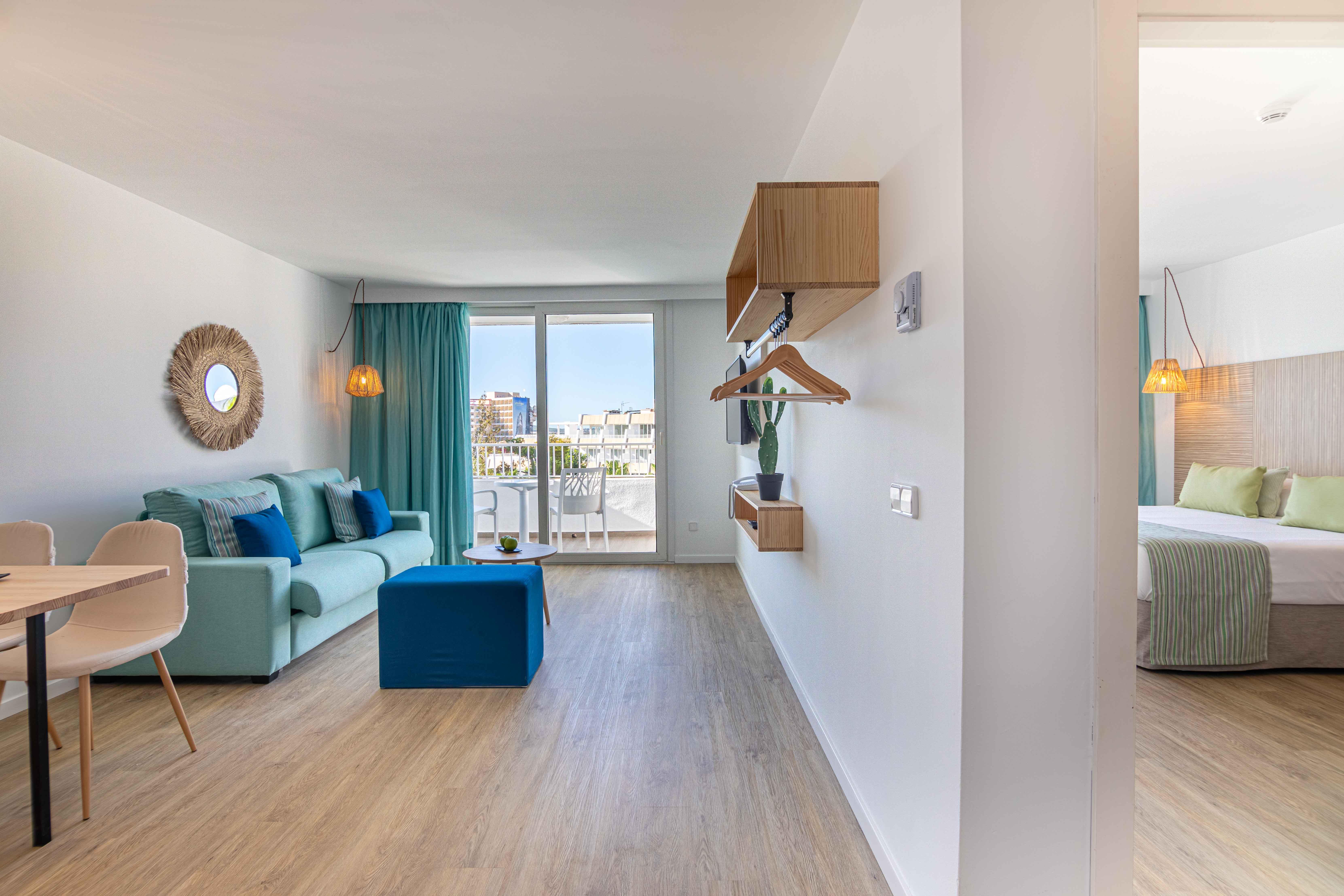 APARTMENT (BALCONY OR TERRACE) 