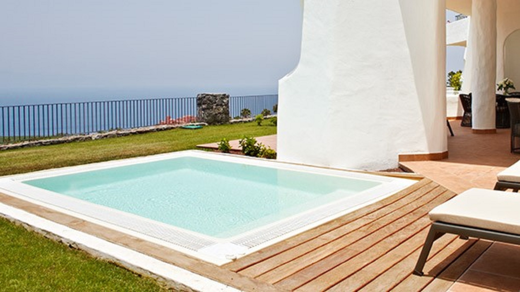 2 BEDROOMS SUITE PARTIAL SEA VIEW JACUZZI