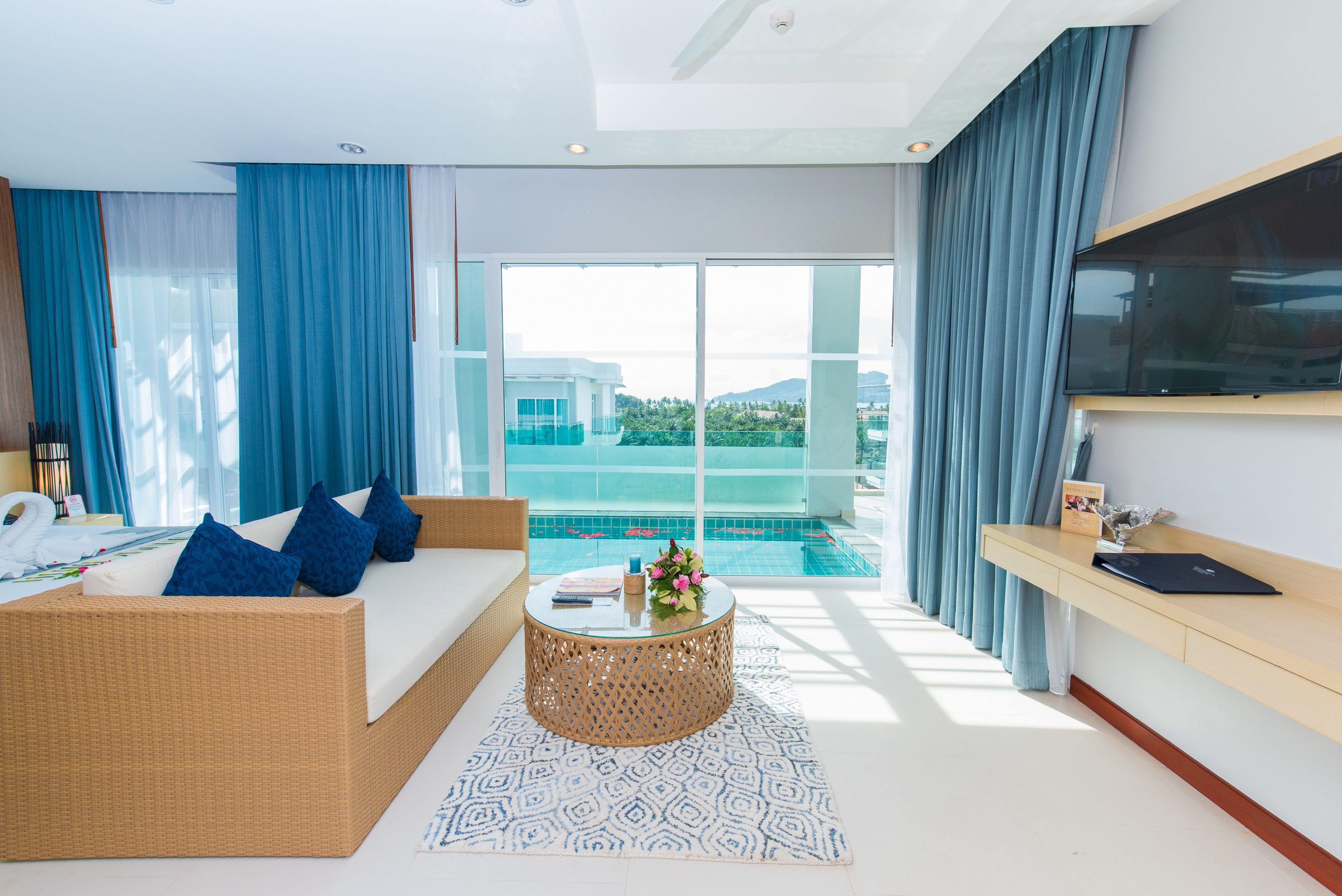 HONEYMOON POOL SUITE