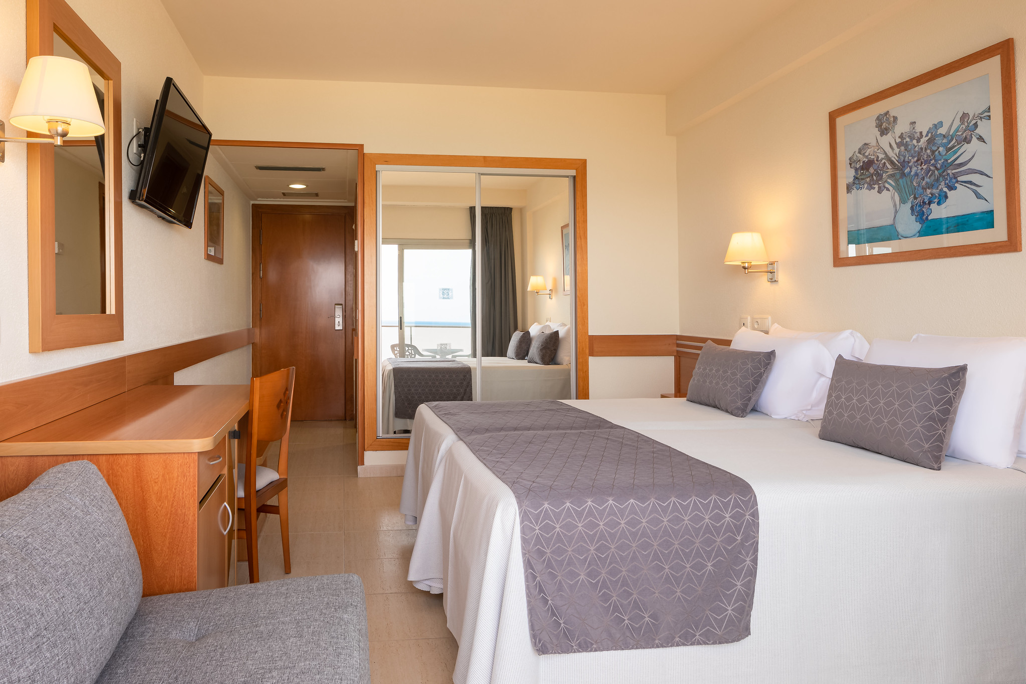 SINGLE ROOM