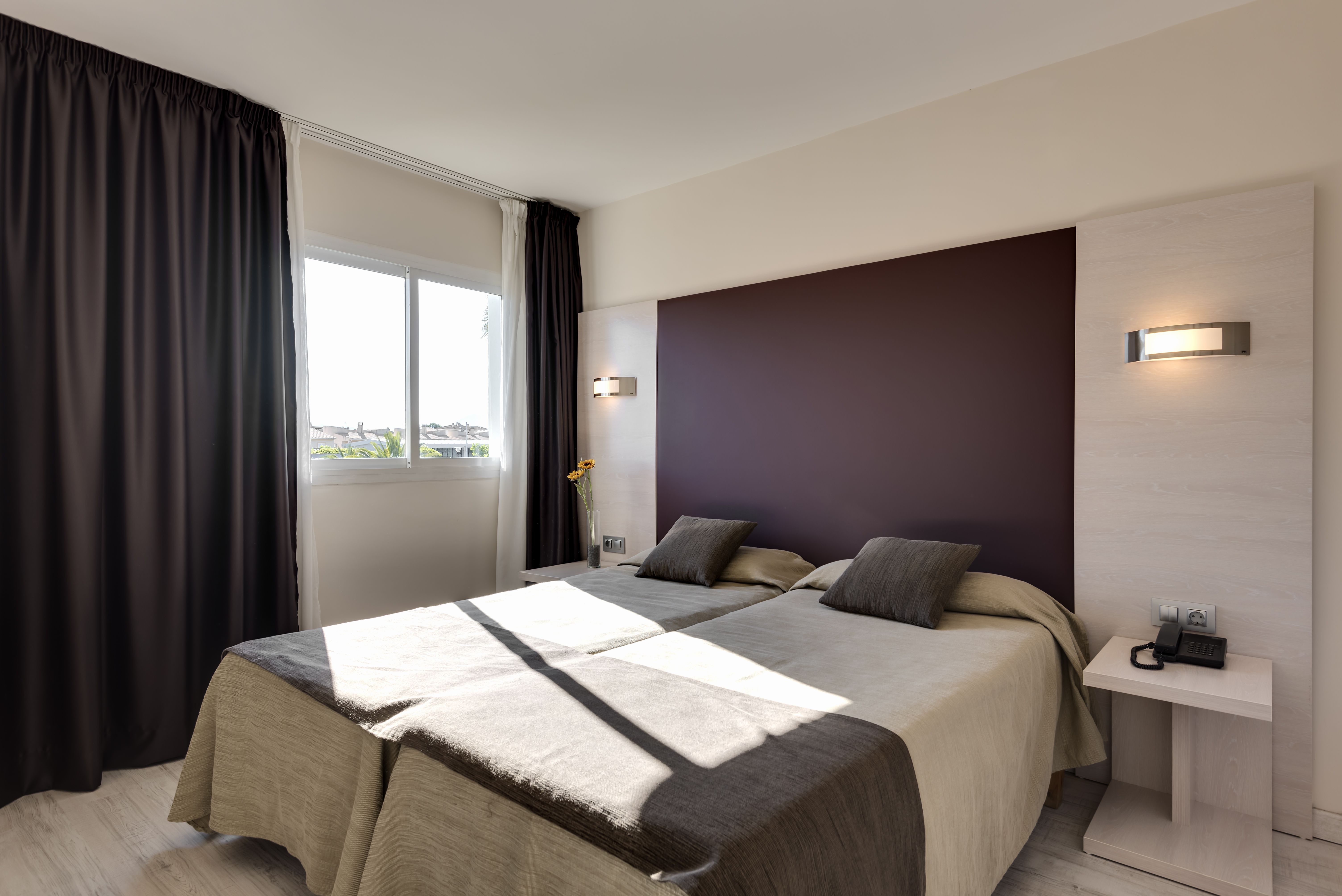 APARTMENT (BALCONY OR TERRACE)