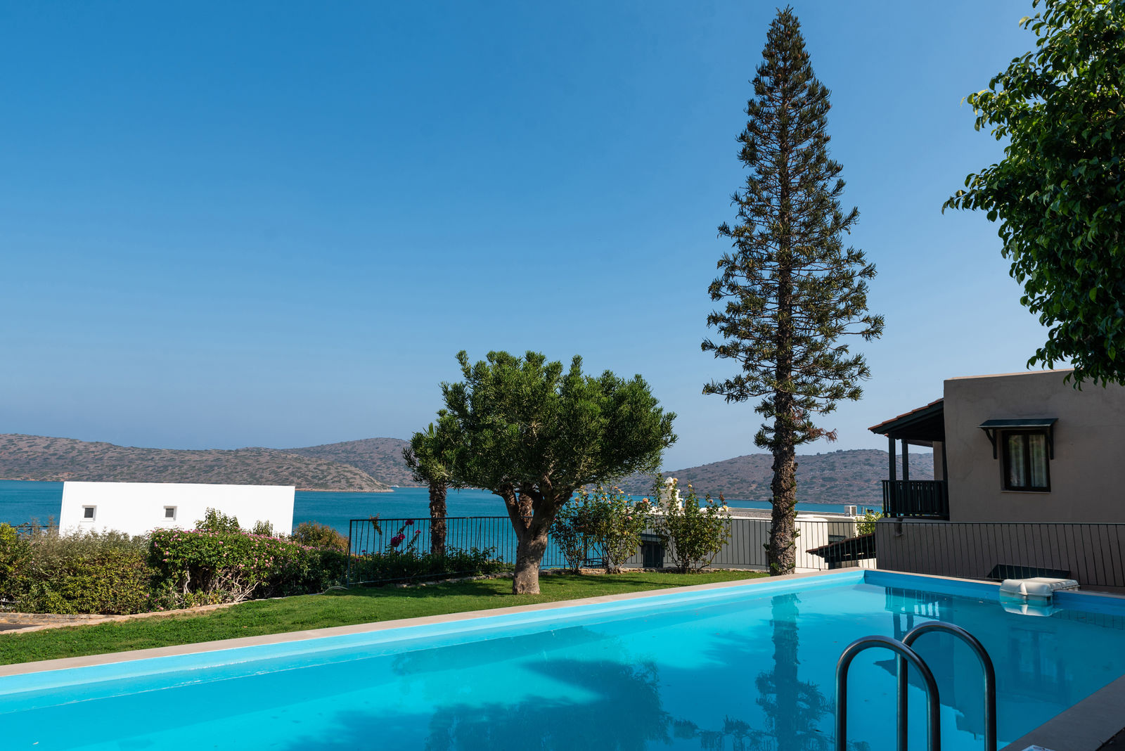 Bungalow Sharing Pool Garden View