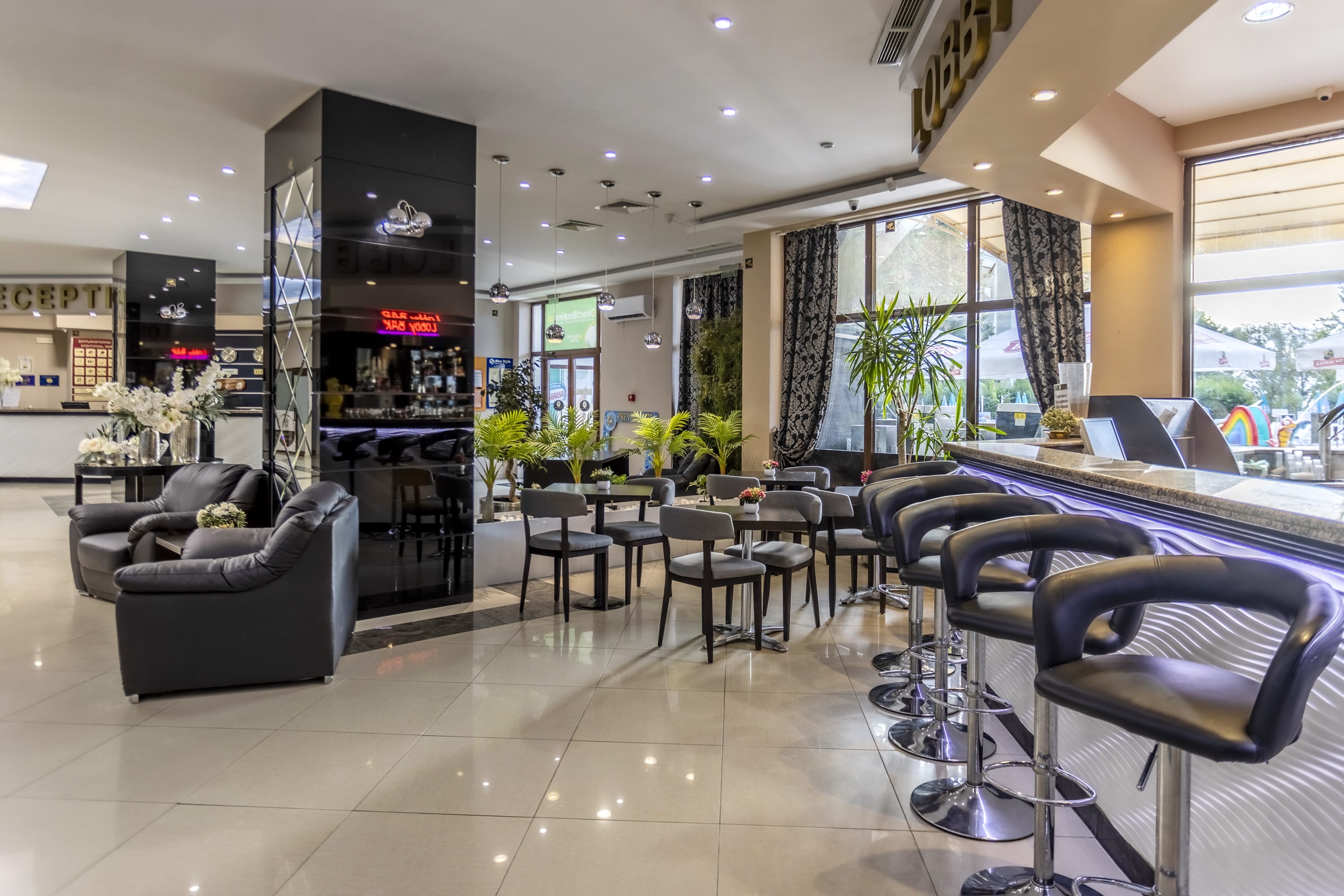 POOL & LOBBY BAR