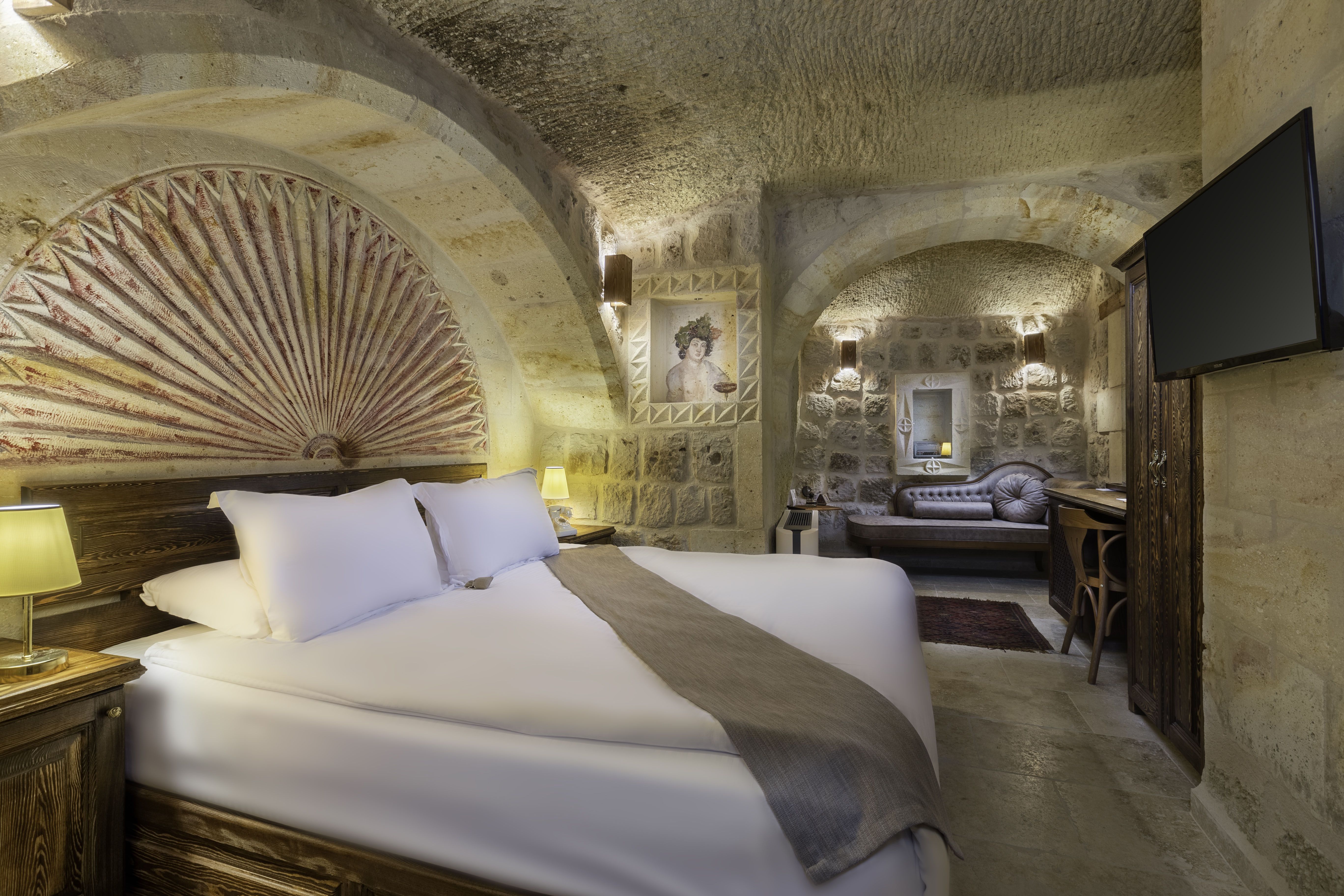CAVE ROOM WITH JACUZZI