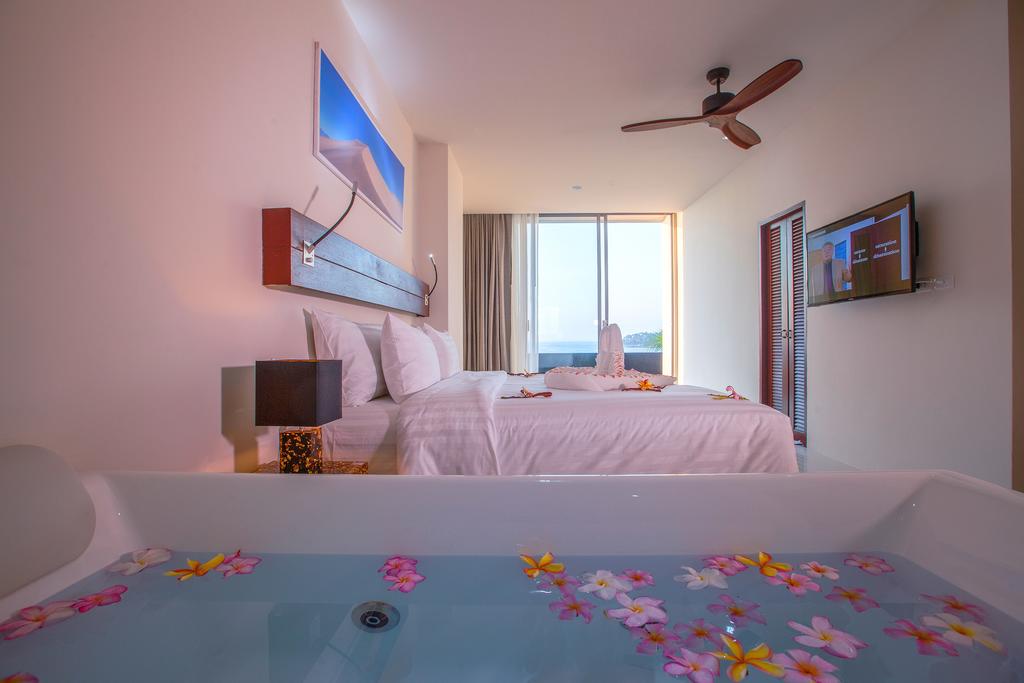 Honeymoon Pool Access Jacuzzi