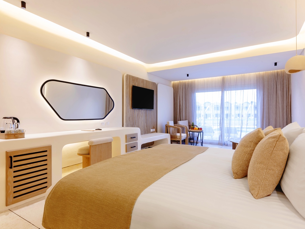 Executive Swim-Up Suite