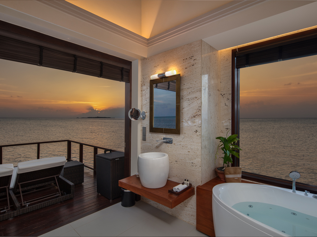 OCEAN RESIDENCE WITH INFINITY LAP POOL