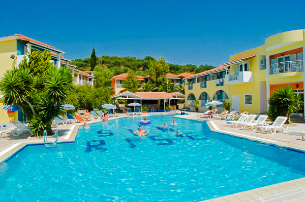 Zakynthos, Hotel Sunrise, piscina exterioara, sezlonguri.jpg