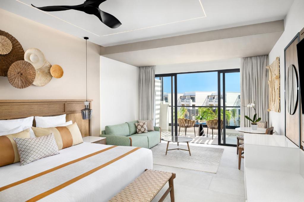 JUNIOR SUITE PARTIAL OCEAN VIEW