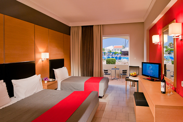 Kos, Hotel Kipriotis Village, camera dubla, extrabed, TV.jpg