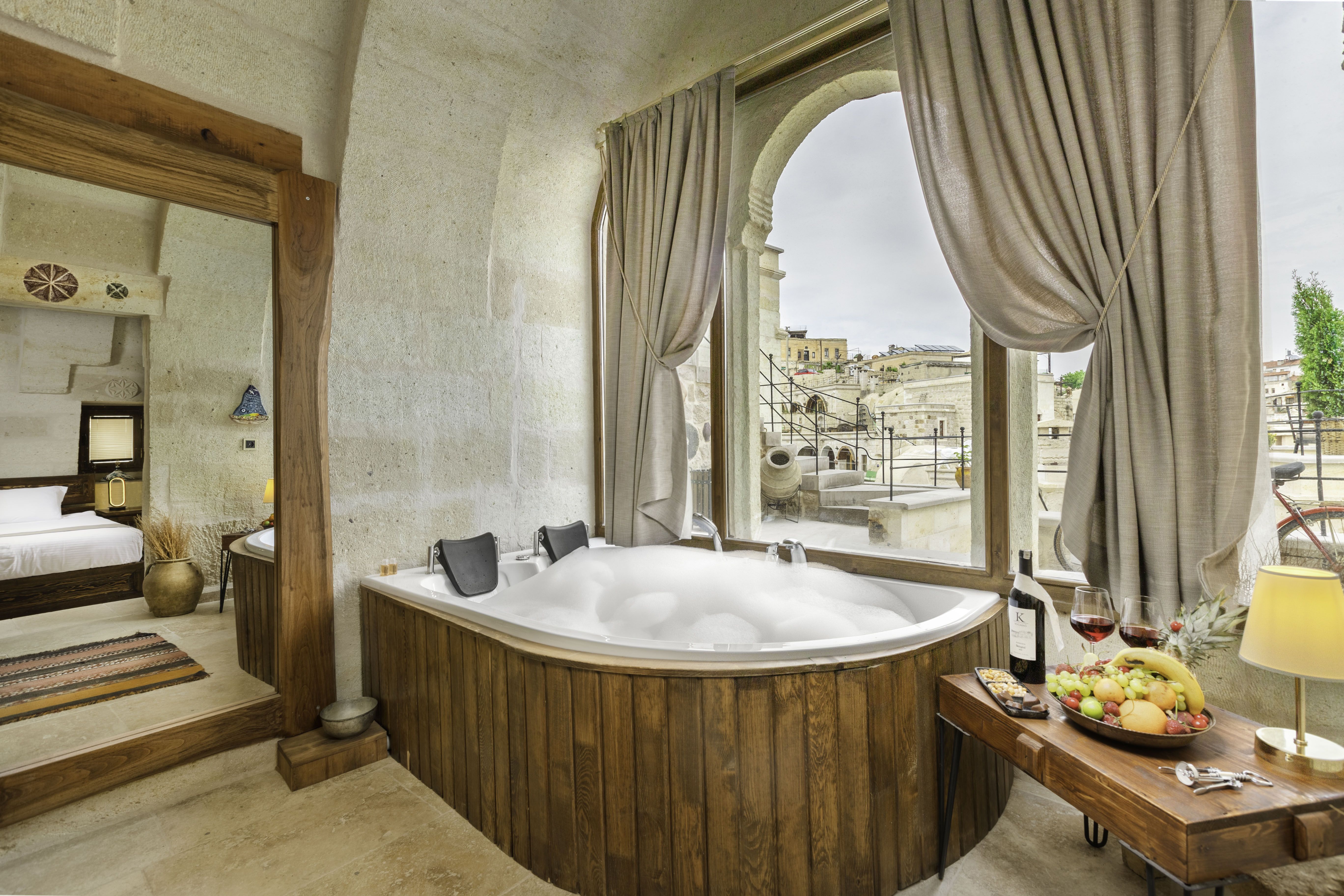 CAVE ROOM WITH JACUZZI