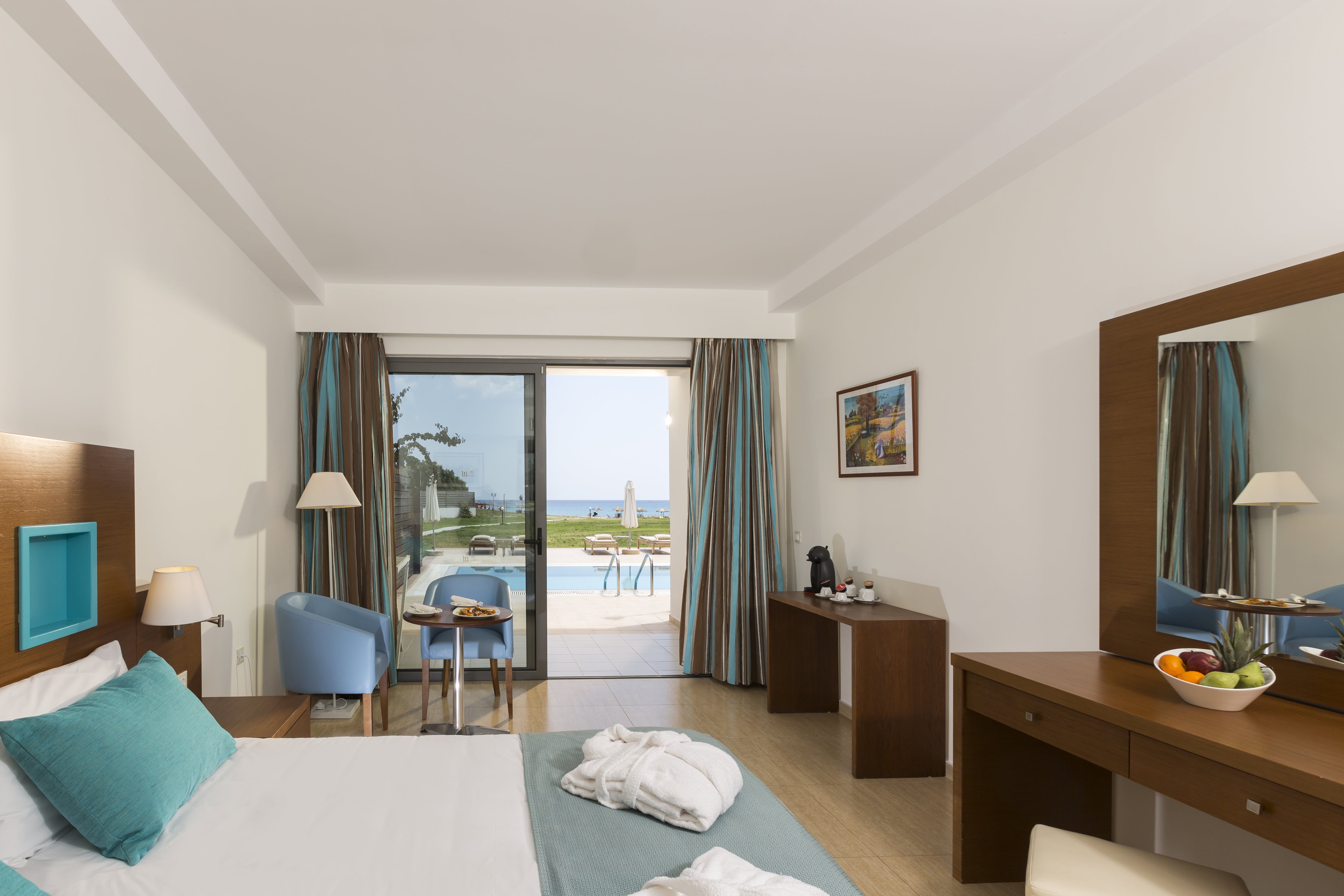JUNIOR SUITE SHARING POOL