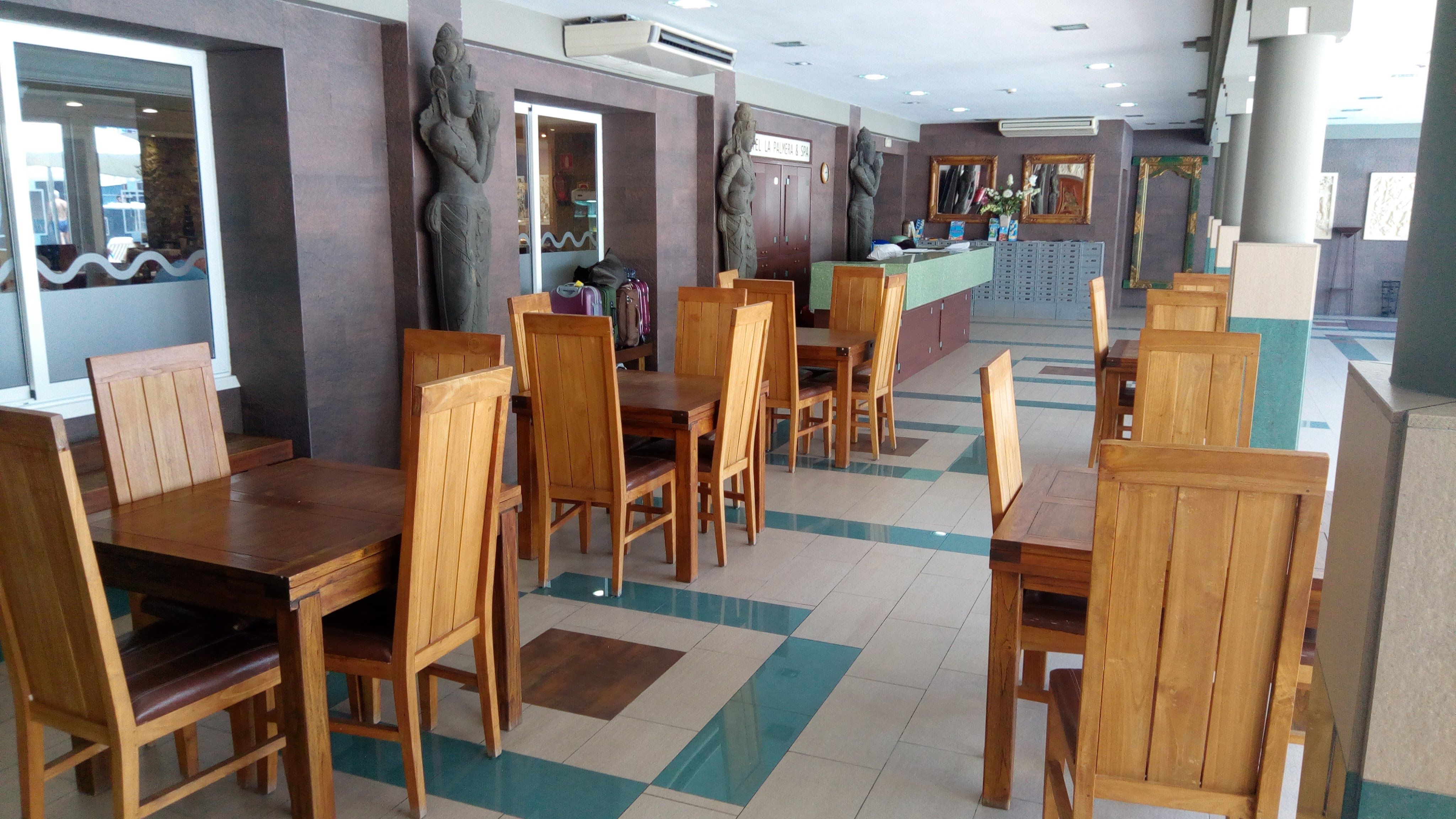 LOBBY BAR