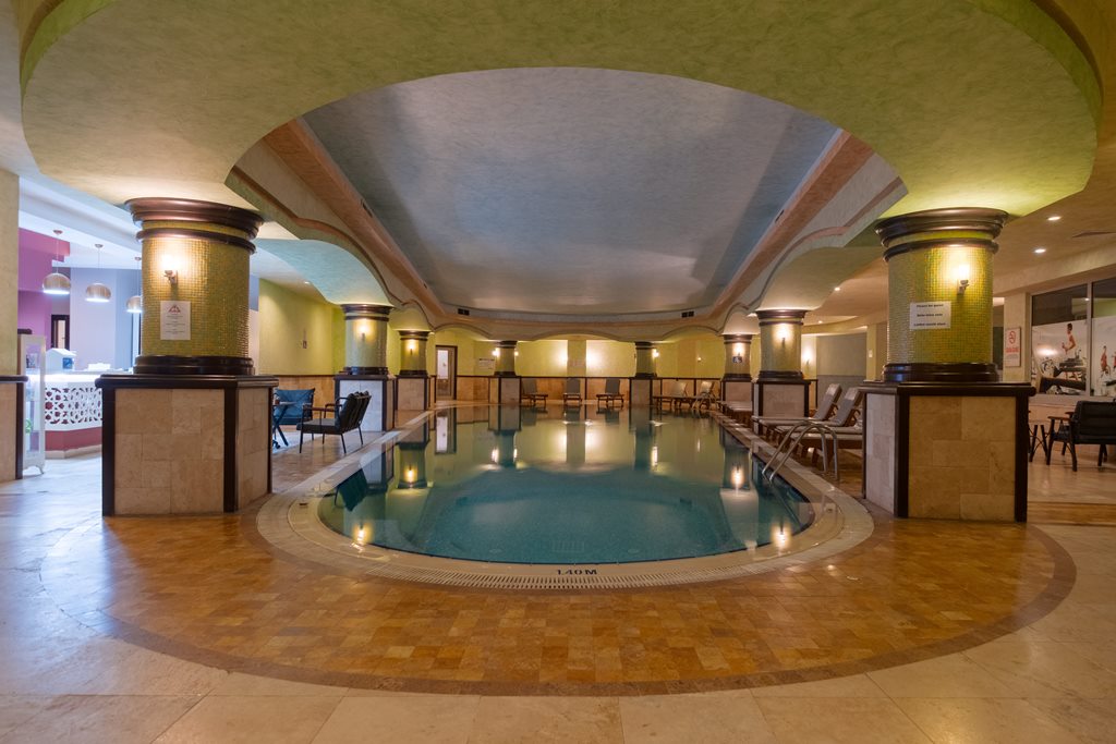 Piscină interioară