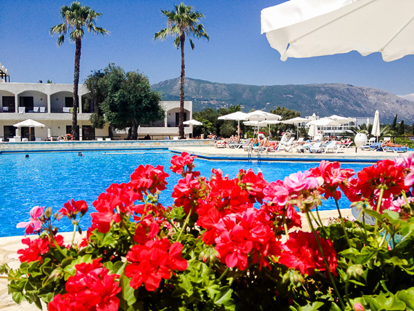 Corfu, Magna Graecia, exterior, piscina, hotel, flori.jpg