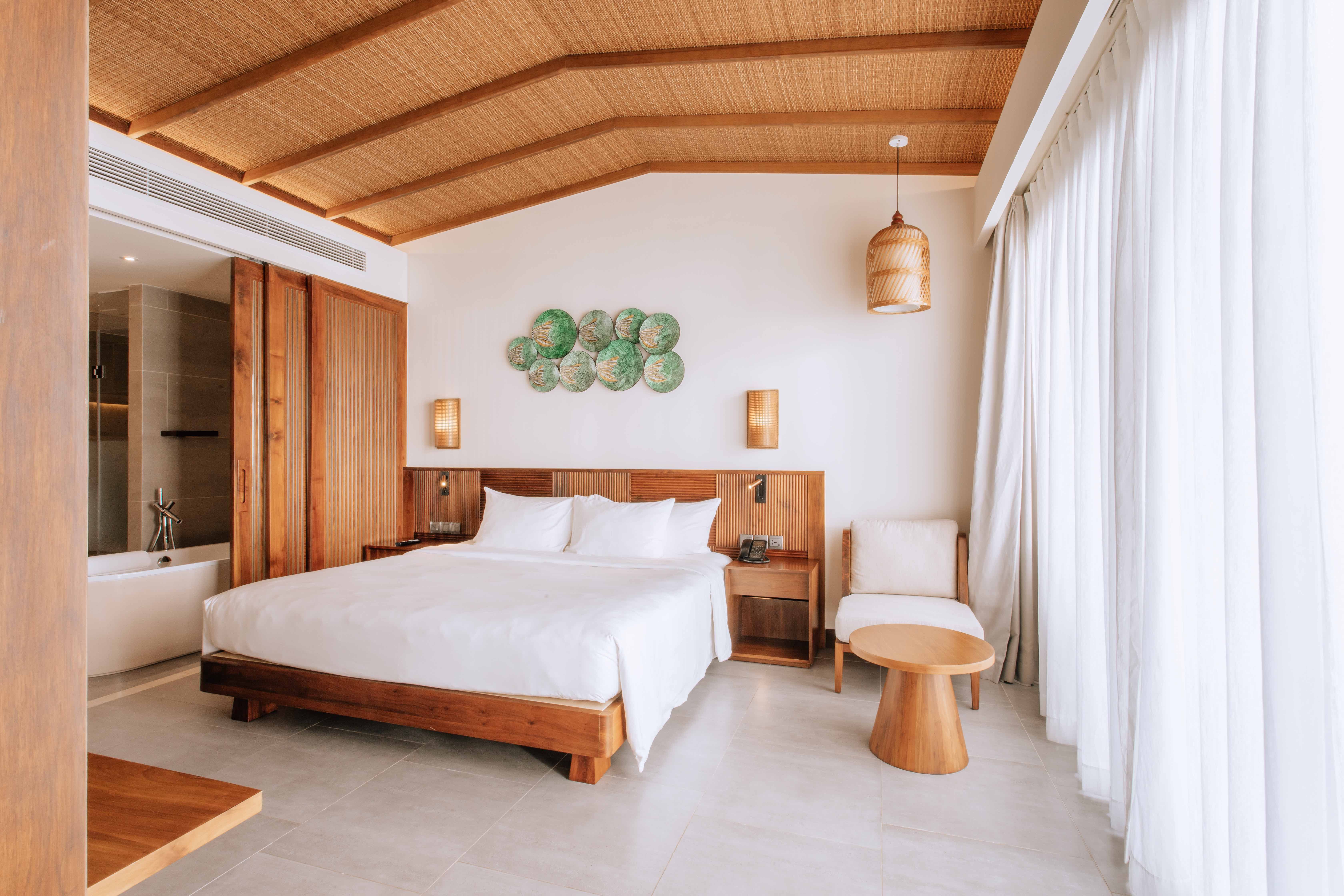 EXECUTIVE SUITE WITH BALCONY