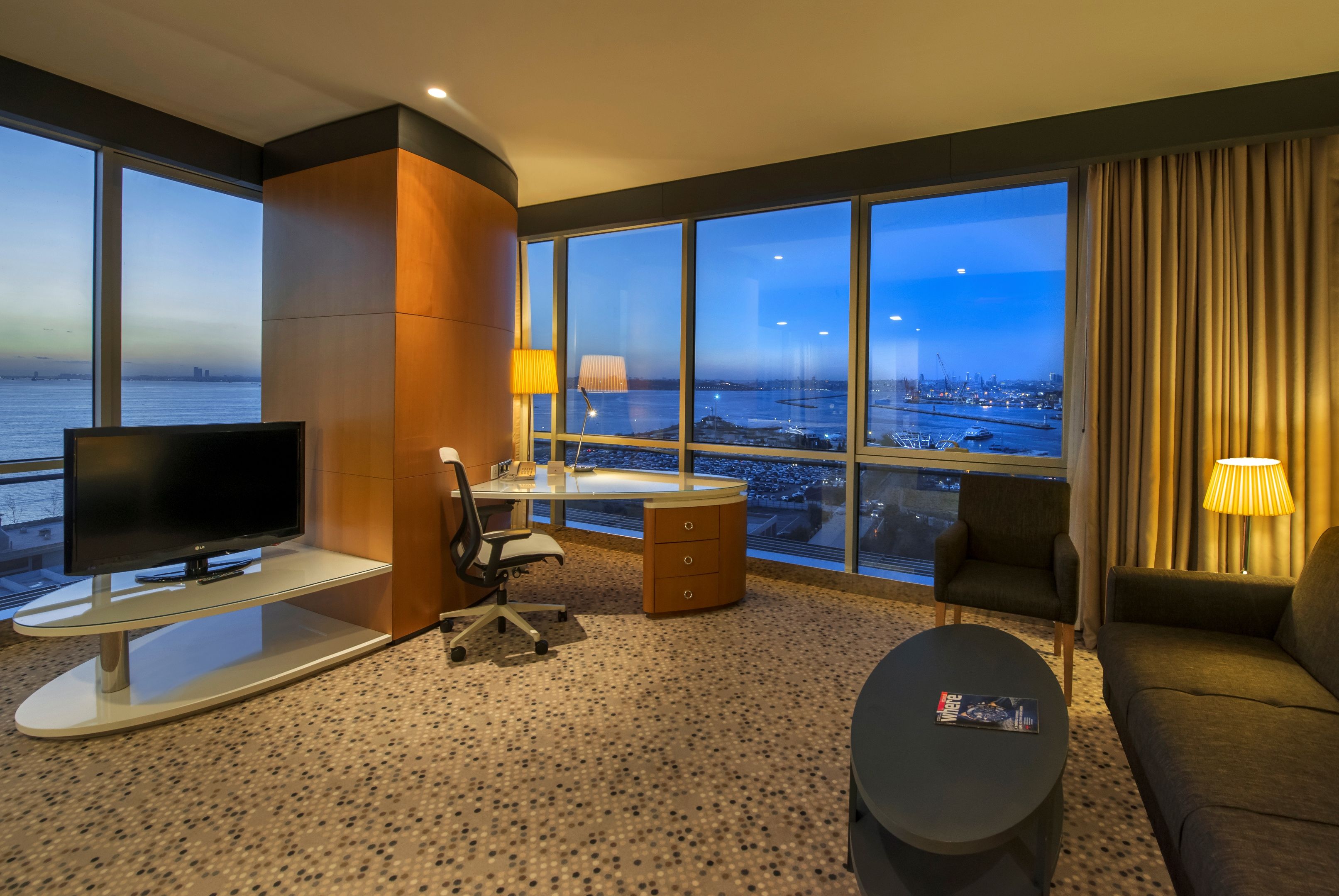 ONE BEDROOM SUITE WITH SEA VIEW