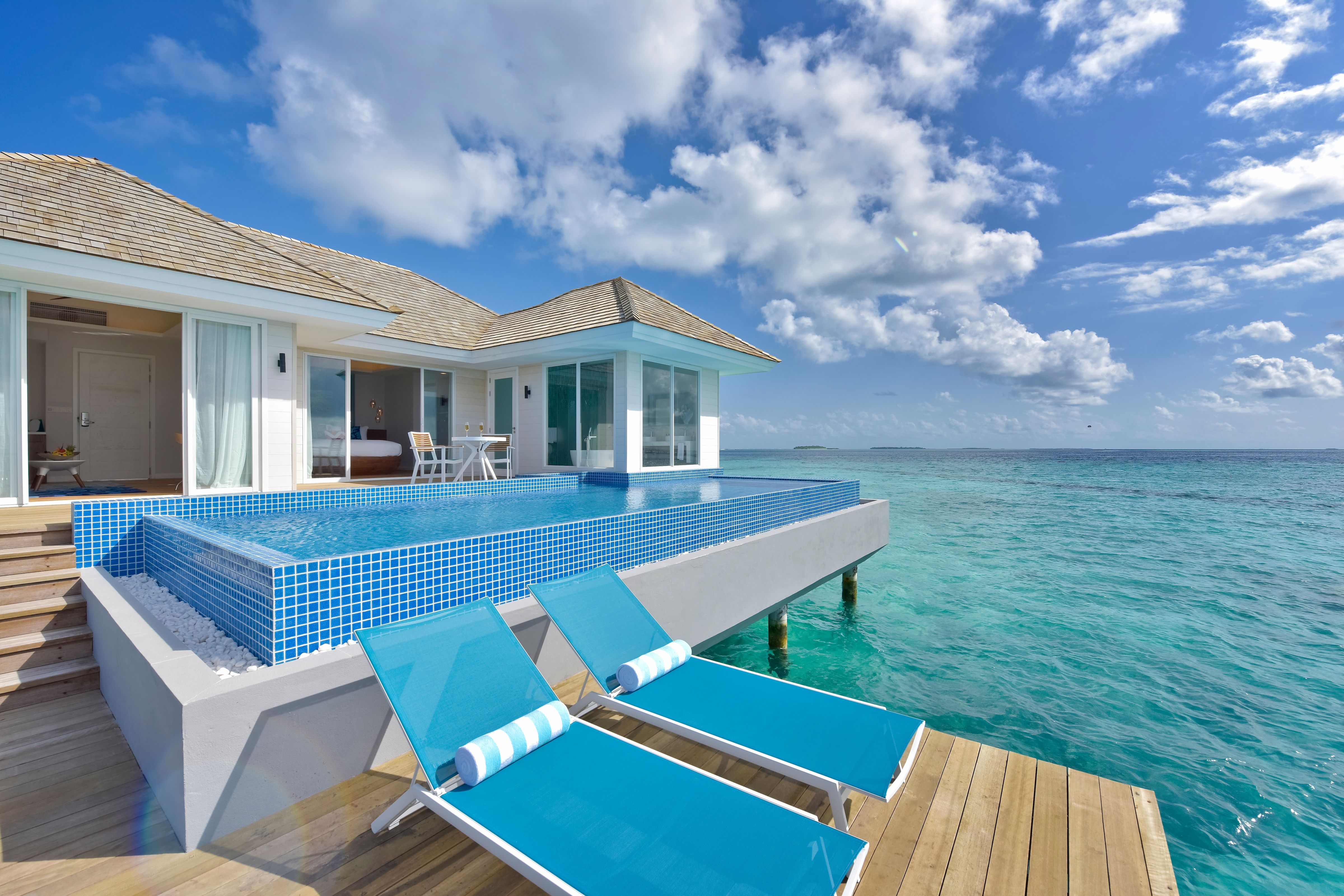 SUNSET AQUA POOL SUITE