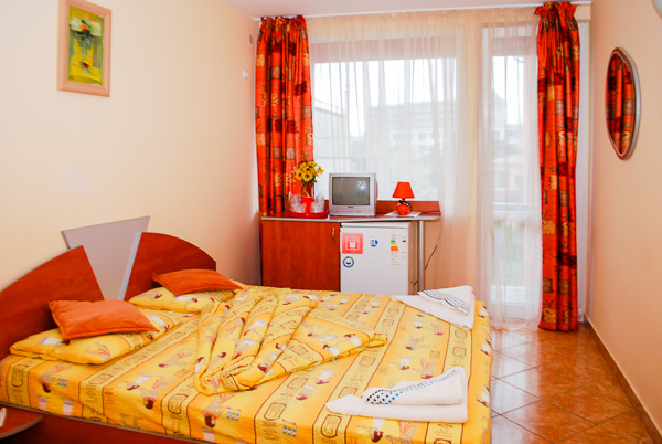 Eforie Nord, Hotel Fortuna, camera, pat, TV.jpg