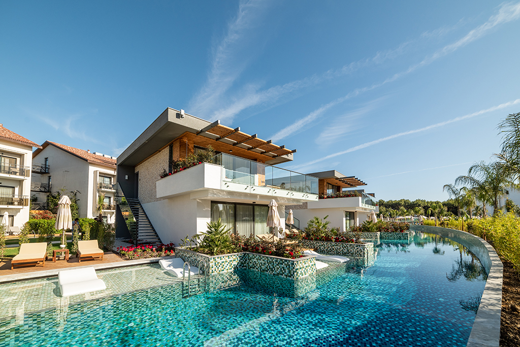 LAKE HOUSE SUITE SWIM-UP