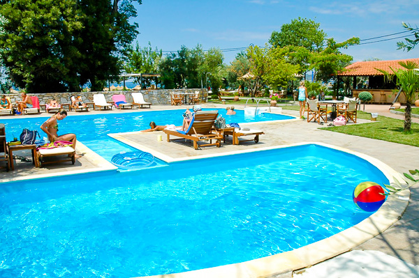 Thassos, Hotel Atrium, piscina exterioara, sezlonguri.jpg