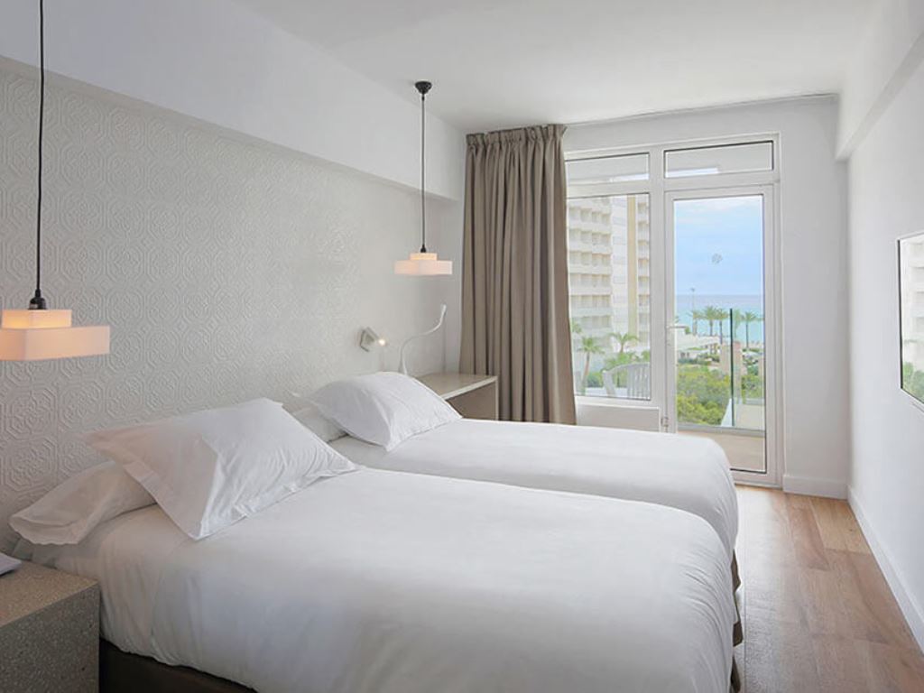 DOUBLE PREMIUM PARTIAL SEA VIEW  (WITH BALCONY)