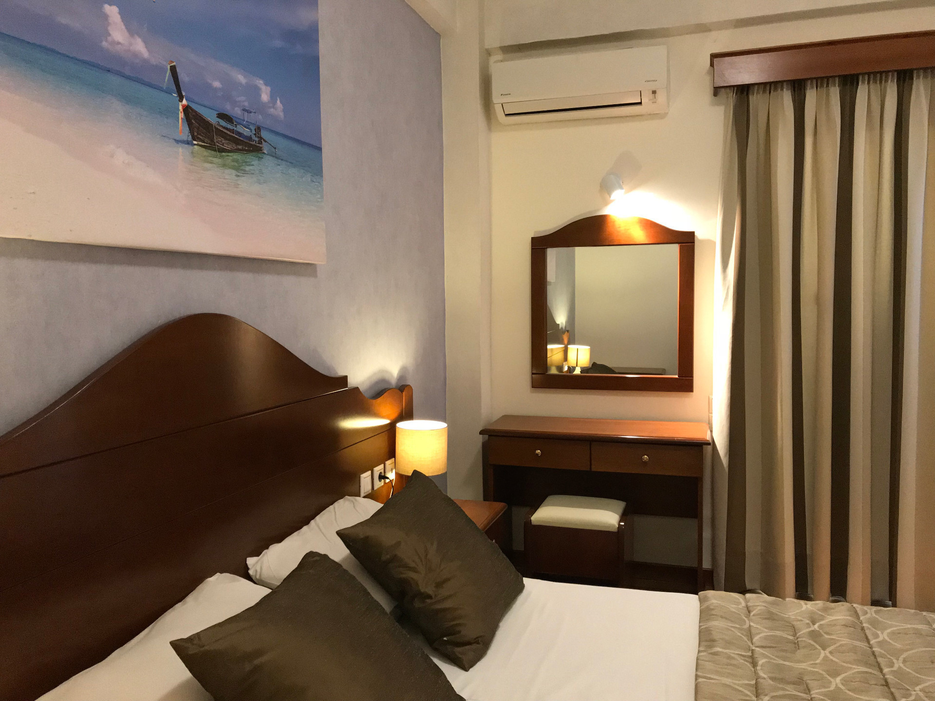 SINGLE ROOM