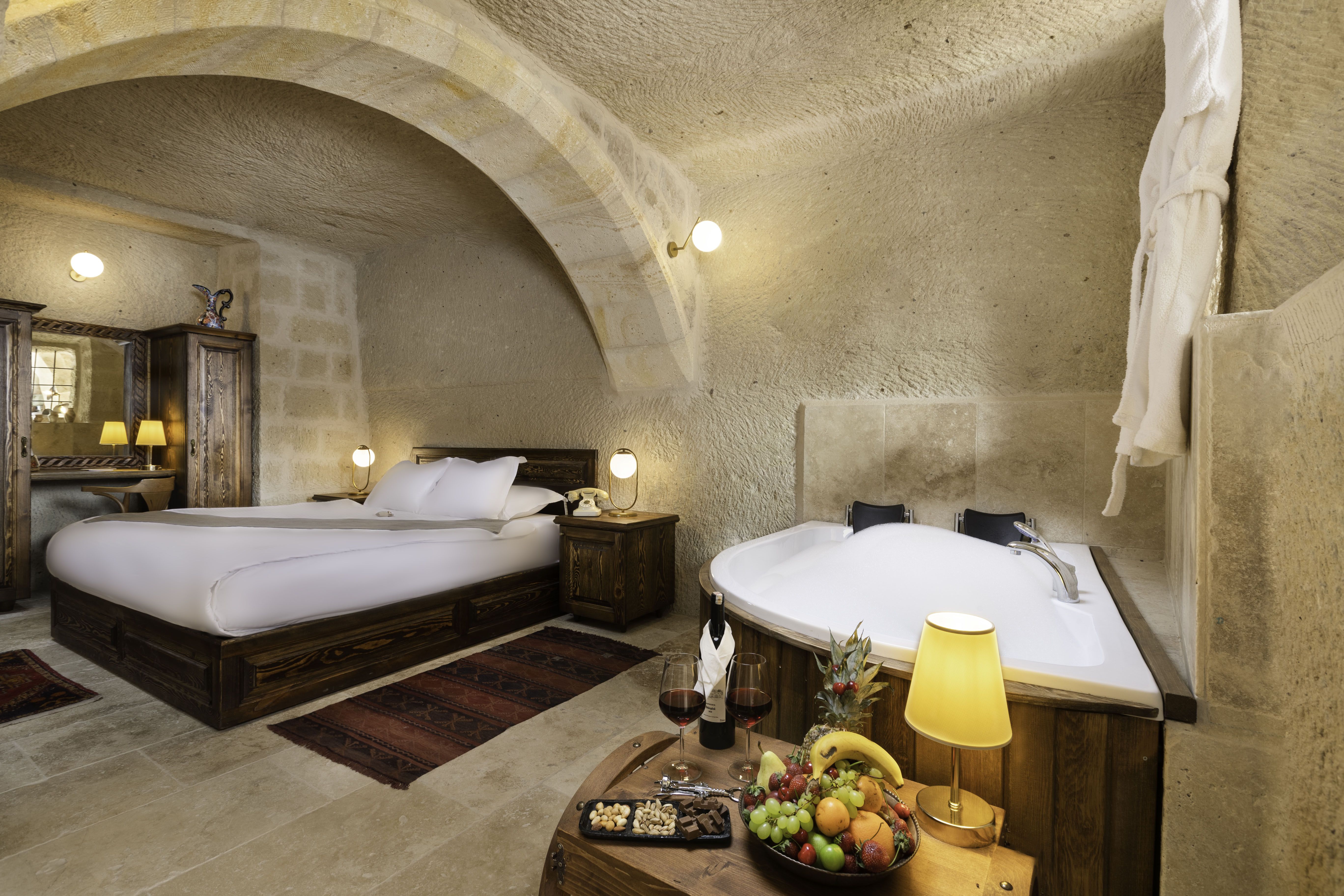 CAVE ROOM WITH JACUZZI