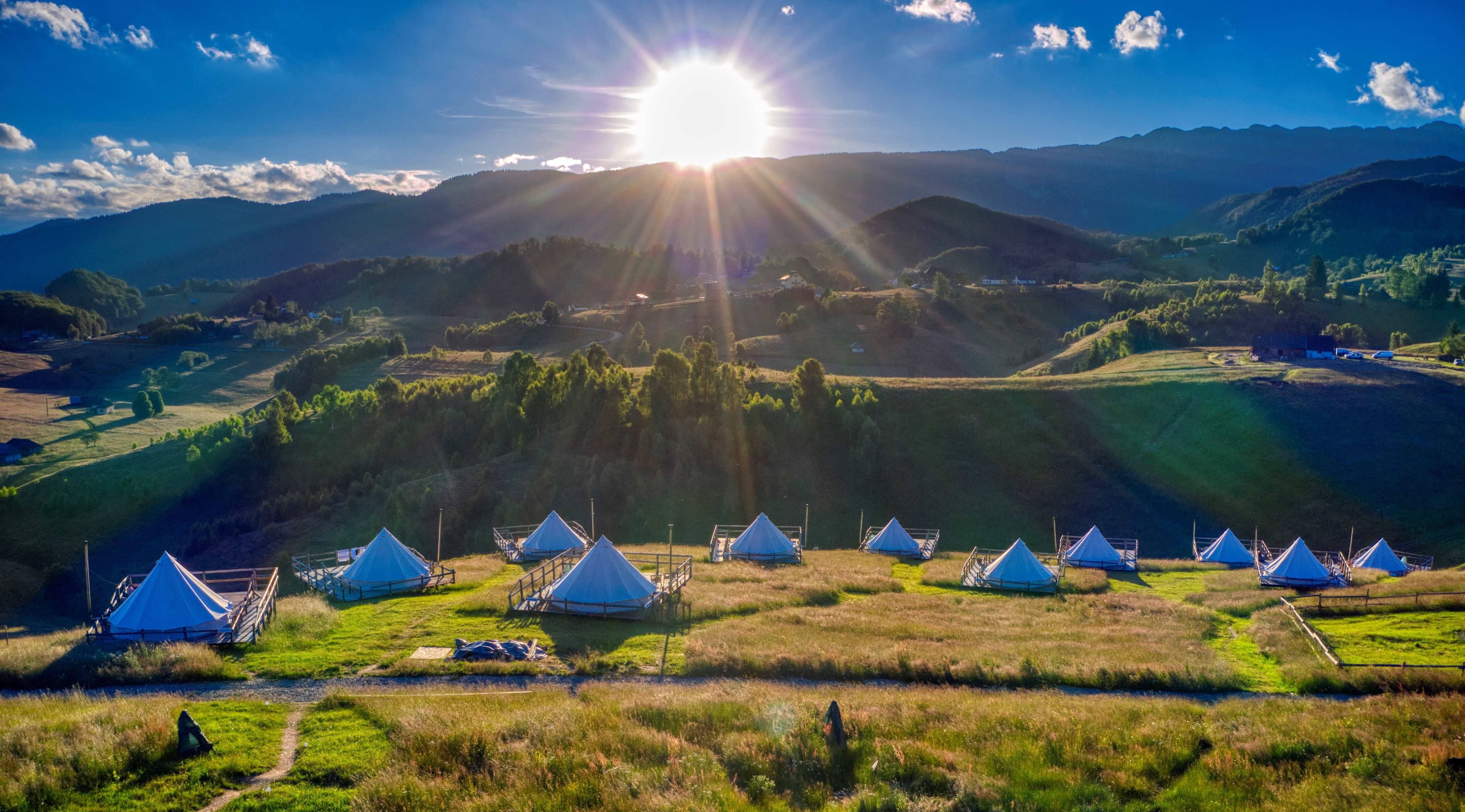 Cort Glamping complet echipat, incalzit cu soba