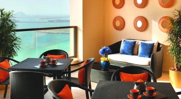 Dubai, Movenpick Jumeirah Beach, lounge, terasa.jpg