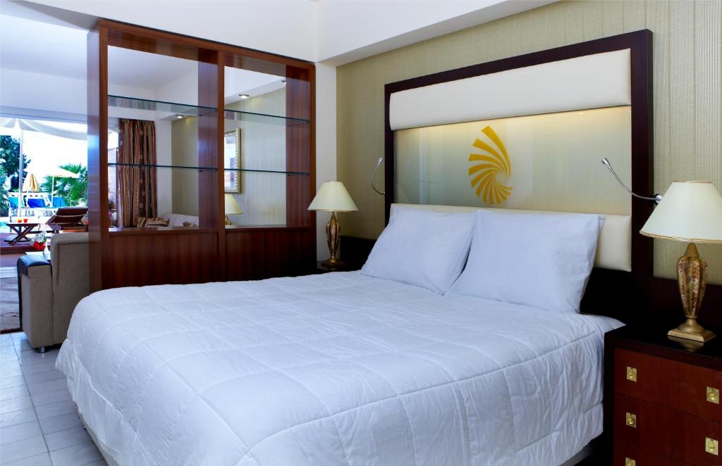 JUNIOR SUITE POOL FRONT 