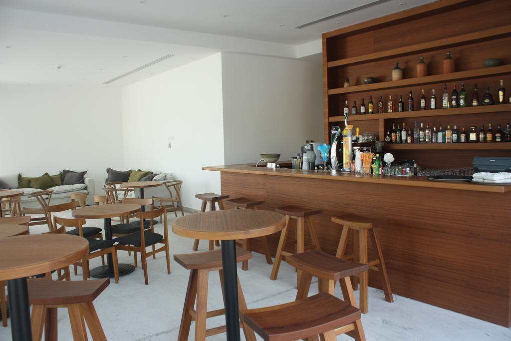 LOUNGE BAR 